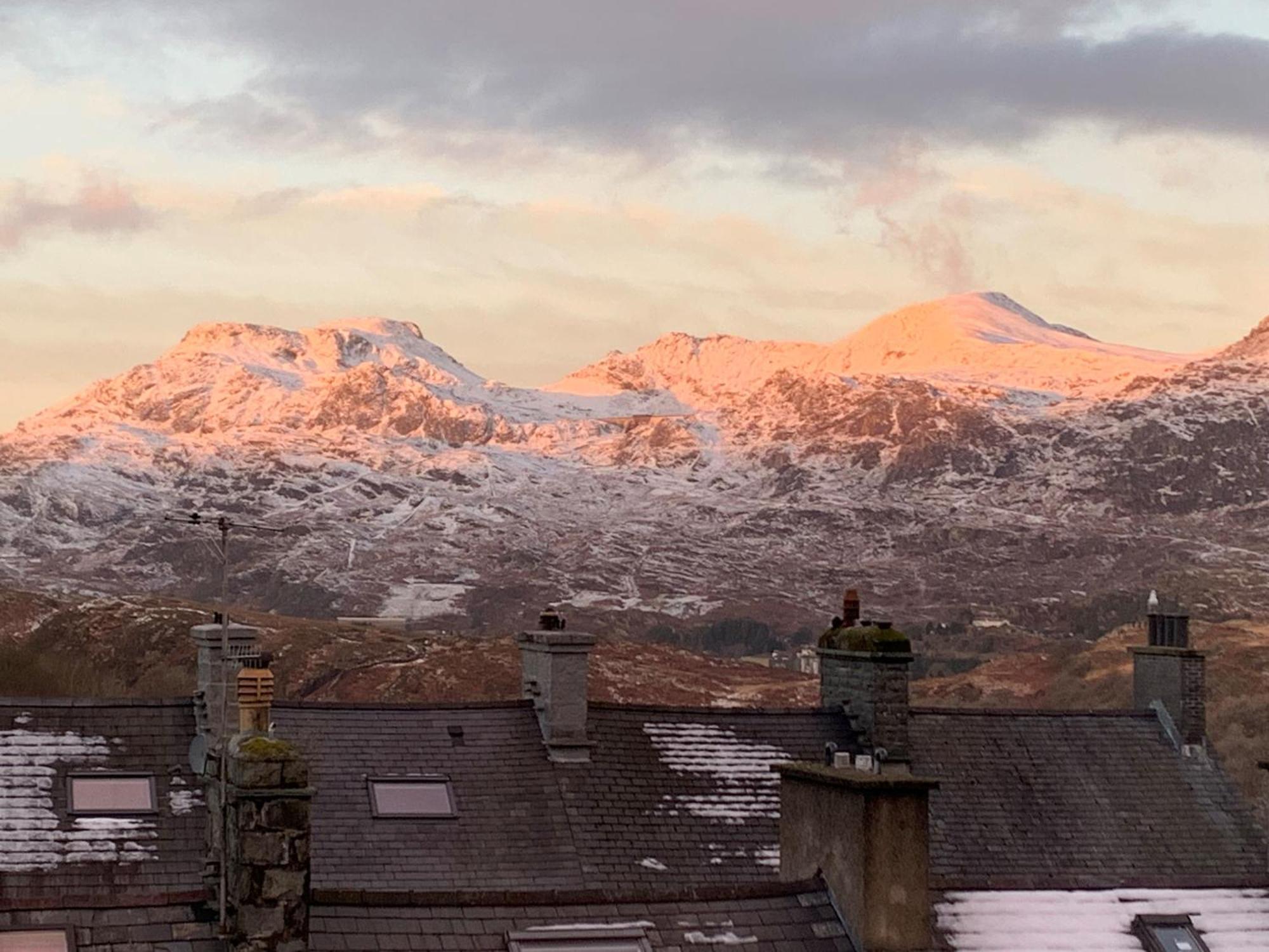 Cosy In Picturesque Snowdonia With Stunning Views Of The Moelwyn Mountains Holiday home